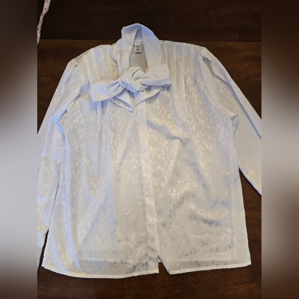 White confetti blouse with tie